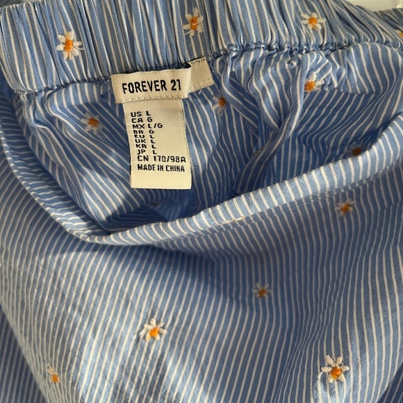 Forever 21 Daisy Crop Top - Picture 2 of 3